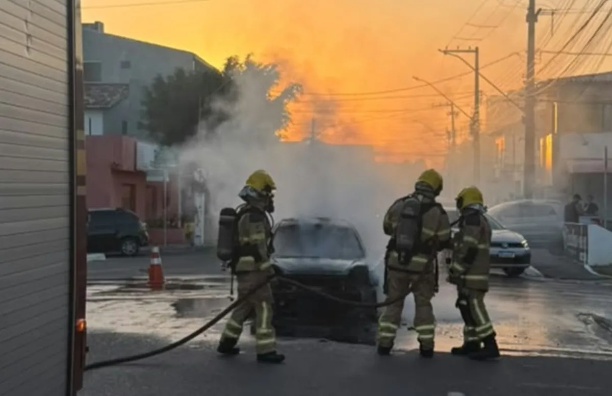 Veículo pega fogo no bairro Luzia, em Aracaju